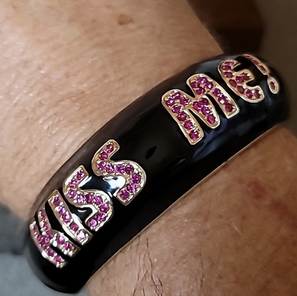 BETSEY JOHNSON First Date Collection Kiss Me Hinged Bangle Bracelet. - Picture 3 of 11